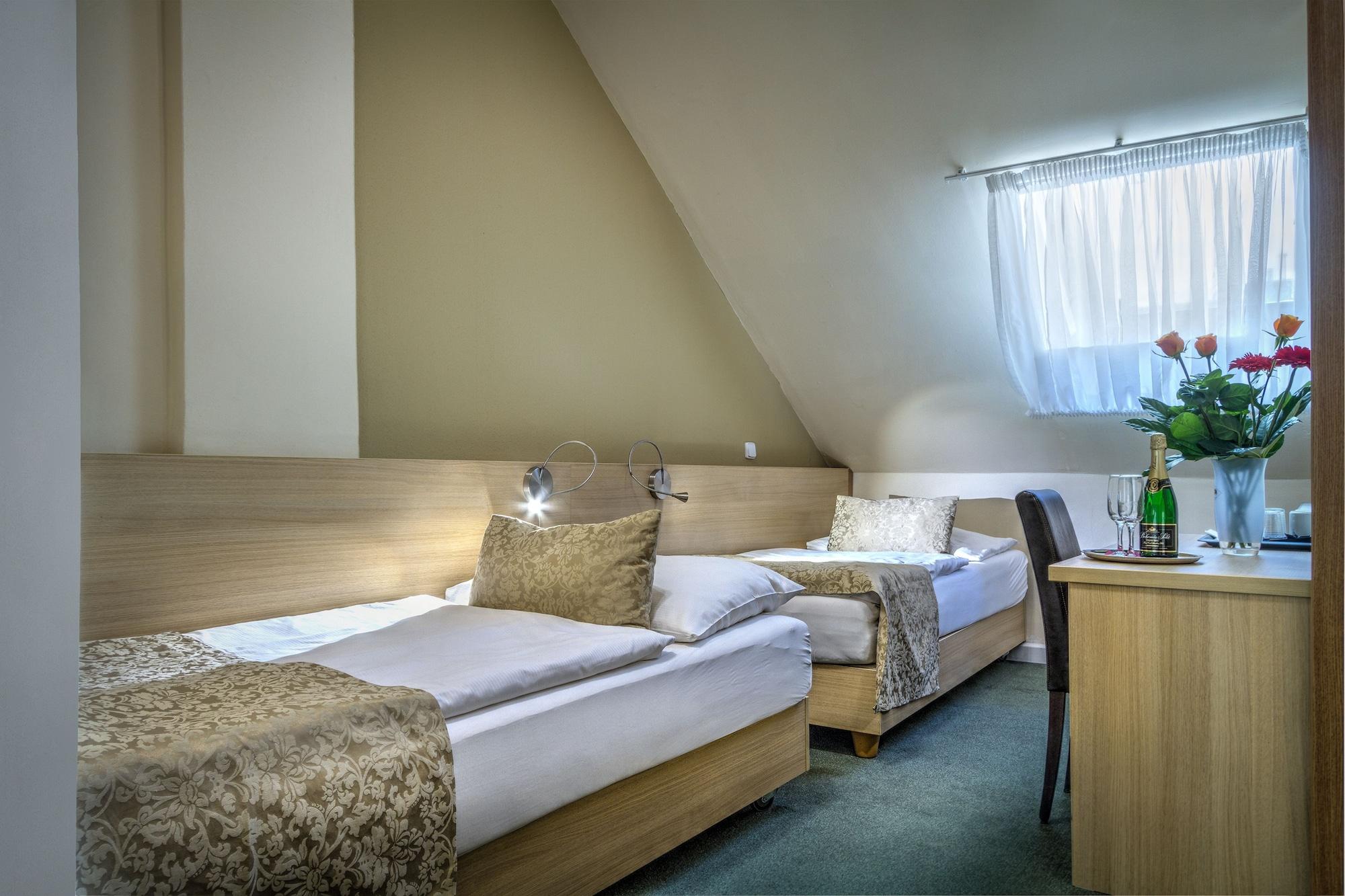Hotel Taurus Praga Esterno foto