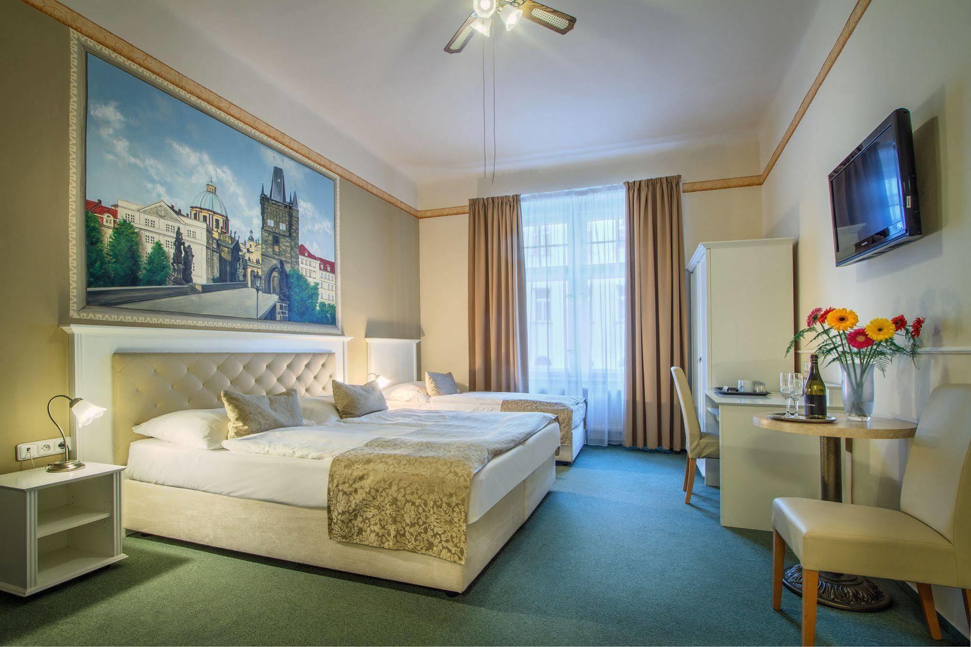 Hotel Taurus Praga Esterno foto